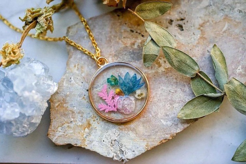 45 minute Resin Jewelry Making Workshop in Paris 1