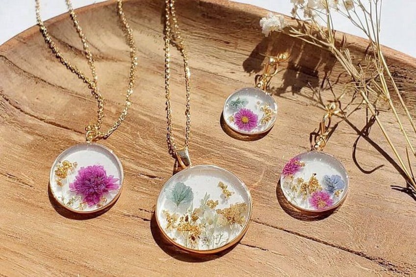 Superficie de madera con cuatro colgantes de flores. 2