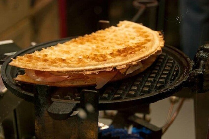 Un sandwich grillé sur un grill noir. 4