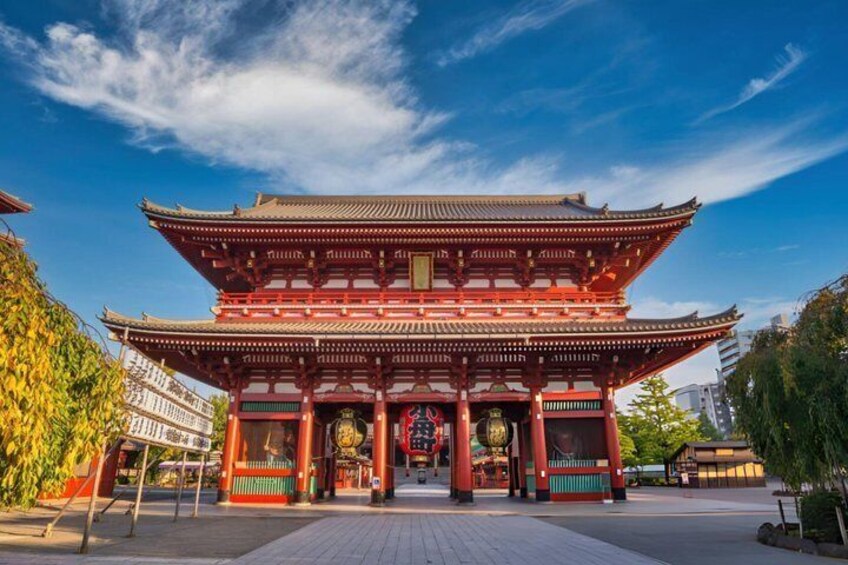 Un edificio japonés tradicional con un tejado escalonado y pilares rojos. 5