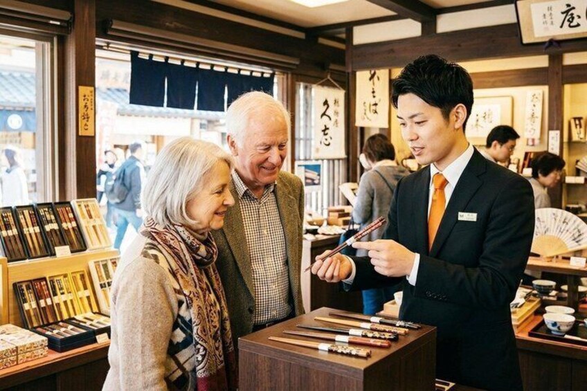 En traditionel japansk restaurantindretning med træmøbler, spisepinde og kalligrafi på væggene. 4