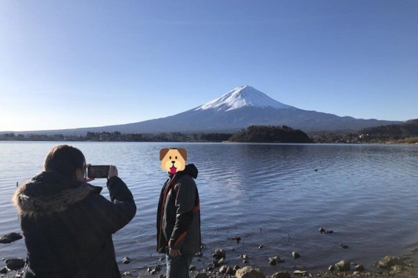 Una persona fotografiando una montaña con un perro. 2