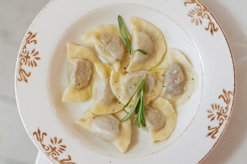 Un plato de dumplings adornado con romero. 4
