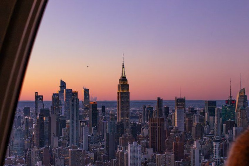 Un horizonte urbano con numerosos edificios altos, incluyendo un rascacielos destacado con aguja. 5