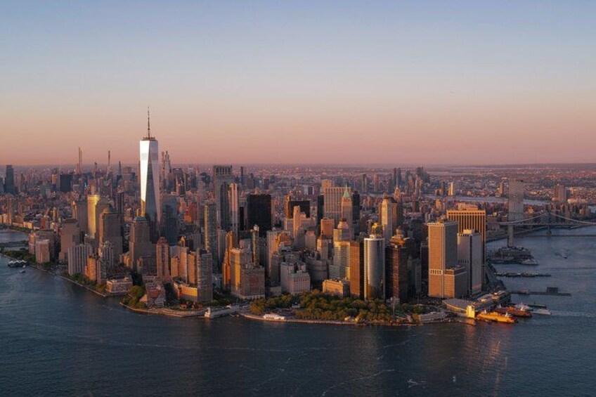Un horizonte urbano con un rascacielos destacado, edificios urbanos densos y un río. 4
