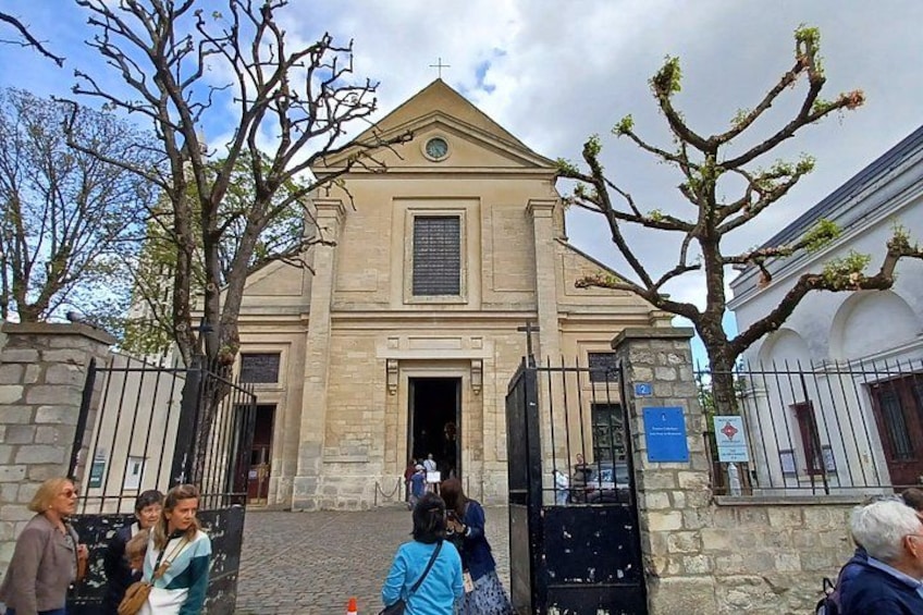 Un edificio histórico con fachada de piedra, una entrada central y un campanario. 3