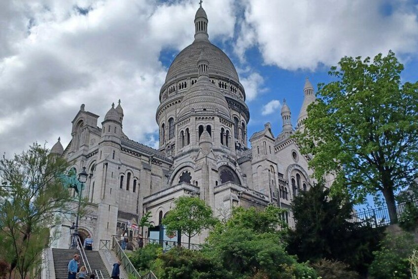 Un edificio grande y ornamentado, con una cúpula imponente y varias torres. 1