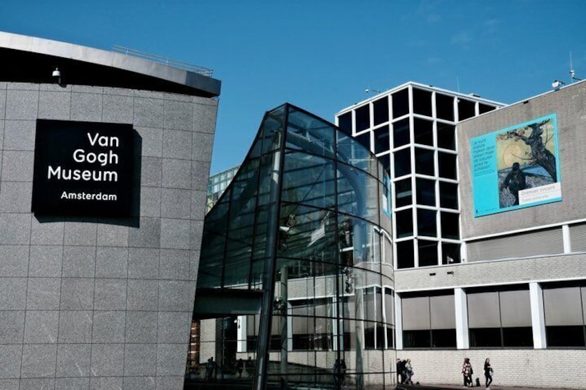 Il Museo Van Gogh ad Amsterdam, con una moderna facciata in vetro e un grande poster sulla destra. 1