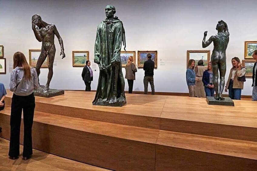 Un museo con sculture in bronzo esposte. 3