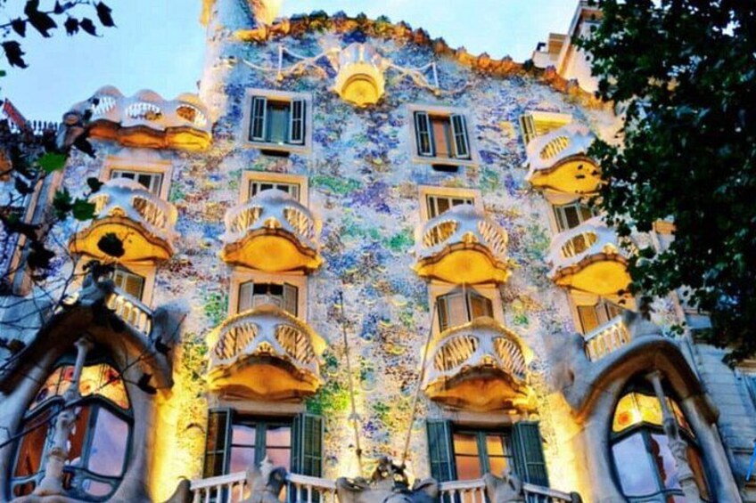 Private Sagrada Familia Tour and Battlo House with Lunch 2