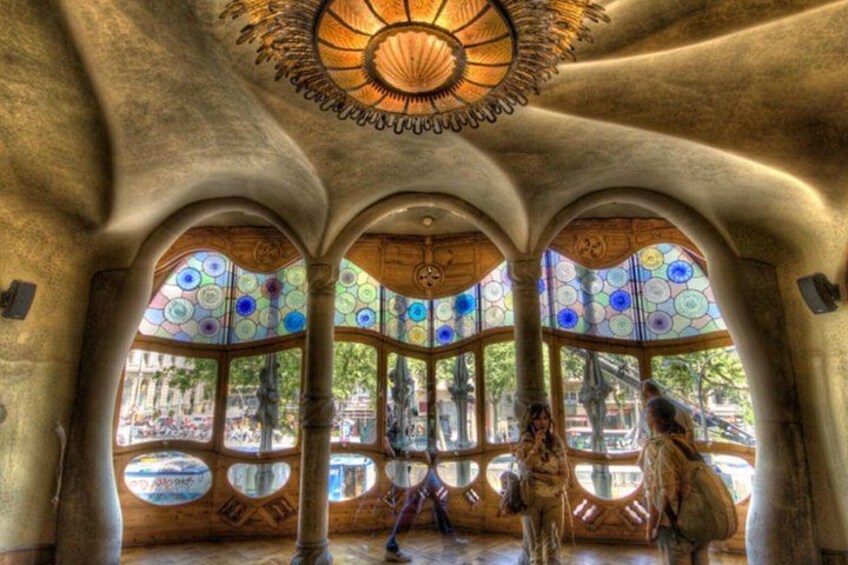 Private Sagrada Familia Tour and Battlo House with Lunch 3