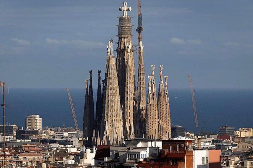 Private Sagrada Familia Tour and Battlo House with Lunch 1
