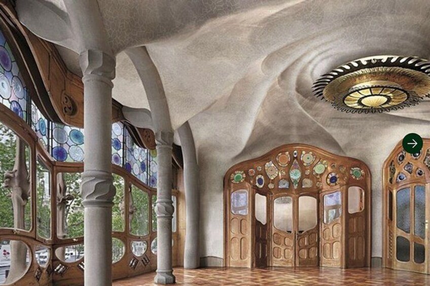 Private Sagrada Familia Tour and Battlo House with Lunch 4