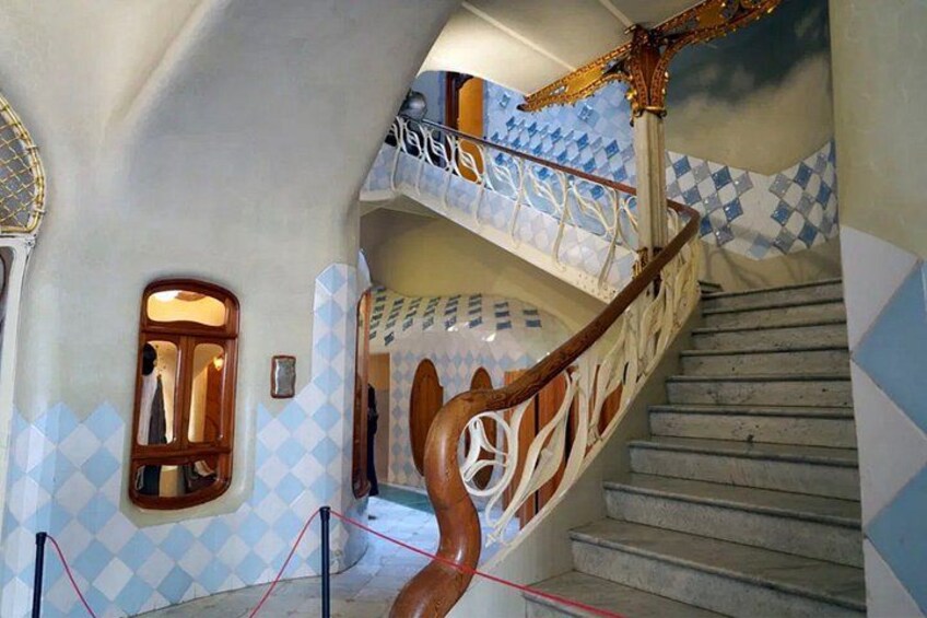 Private Sagrada Familia Tour and Battlo House with Lunch 5