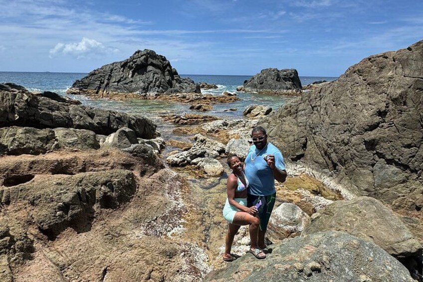 Une plage rocheuse parsemée de gros rochers, avec l’océan en arrière-plan. 4