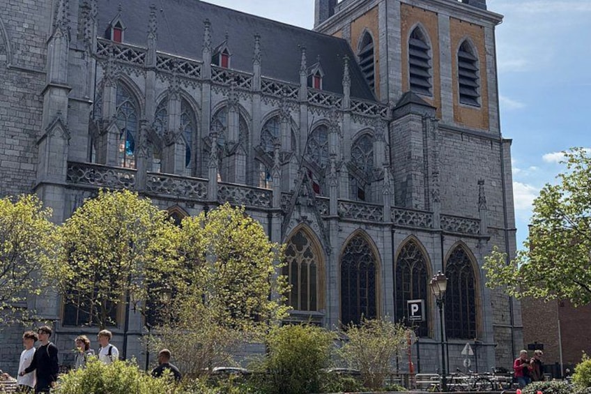 Un bâtiment historique doté de sculptures complexes et de fenêtres en arc de cercle. 2