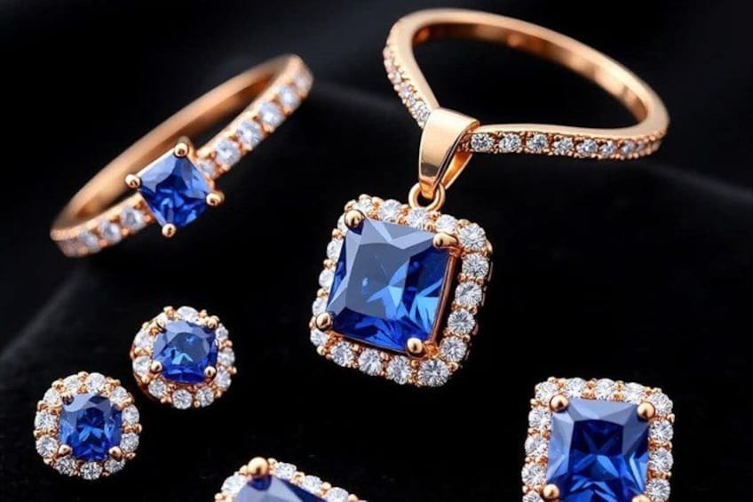 Een verzameling sieraden met blauwe edelstenen en diamant details. 3