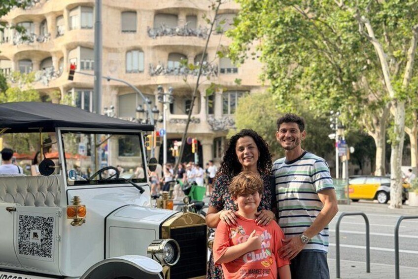 Guided Tour City, Park and Beach Barcelona Vintage Tuk Tuk Car 4