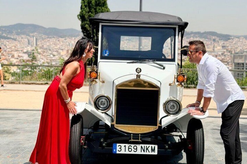 Guided Tour City, Park and Beach Barcelona Vintage Tuk Tuk Car 2