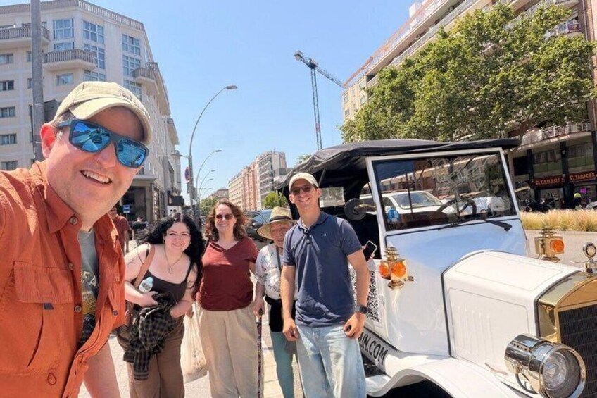 Guided Tour City, Park and Beach Barcelona Vintage Tuk Tuk Car 3