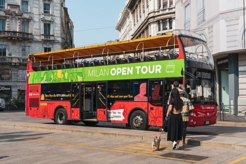 Un autobús de dos pisos rojo con la leyenda 'Milan Open Tour'. 3