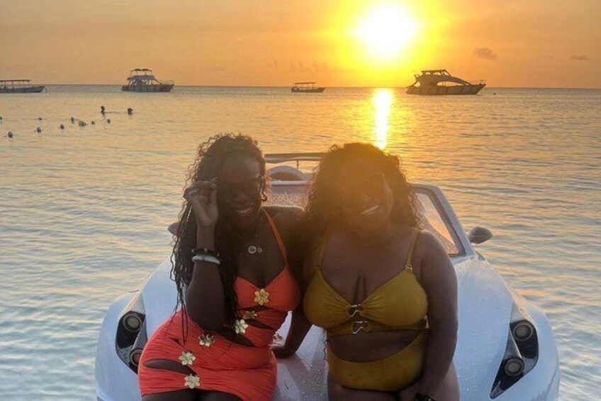 Deux personnes à bord d’un bateau, avec un coucher de soleil en arrière-plan. 5
