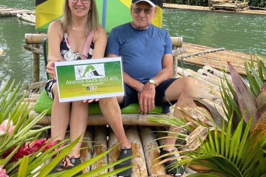 Zwei Personen auf einem Boot mit einem Schild. 4