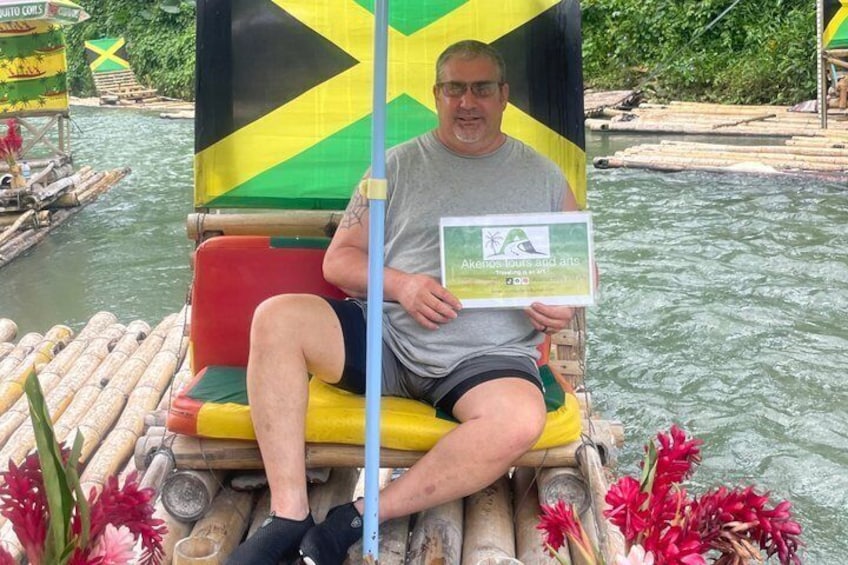 Eine Person auf einer schwimmenden Plattform mit einer Flagge, die ein Zertifikat hält. 3