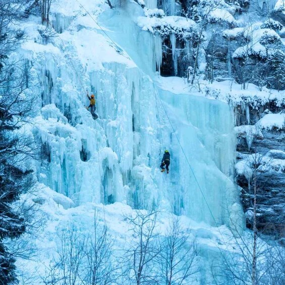 Cascada congelada con actividad de escalada en hielo. 3