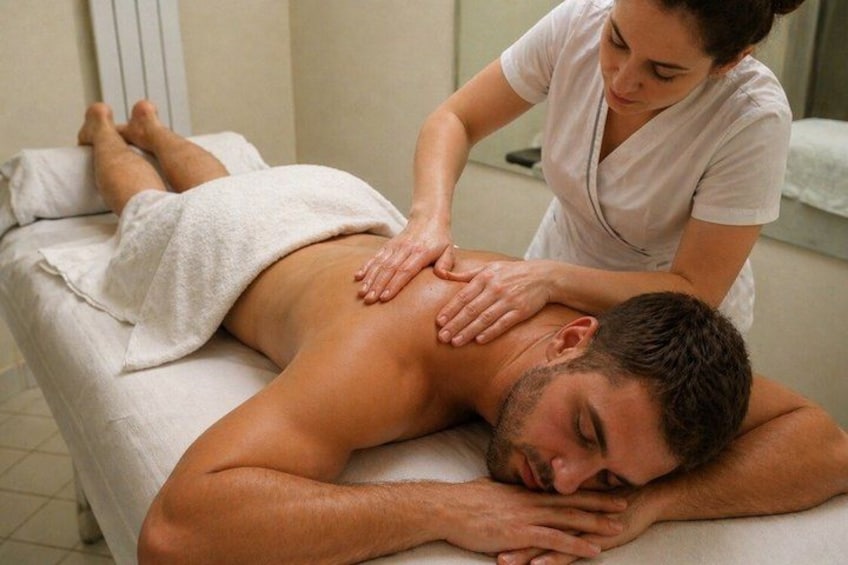 Une personne qui reçoit un massage du dos dans un spa. 4