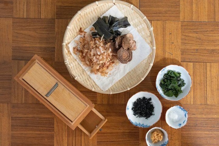 En traditionel japansk måltidsret med bambusdamper, skivet kød og forskellige tilbehør. 1