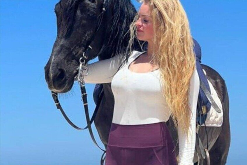 Una persona con un caballo, al aire libre. 1