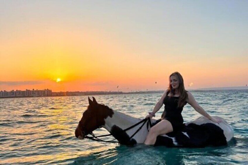 Una persona montando un carruaje tirado por caballos sobre el agua. 2