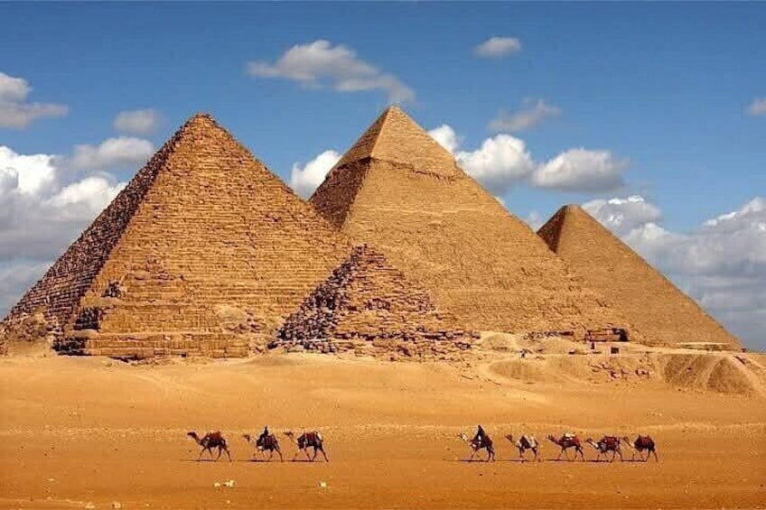 Las Grandes Pirámides de Giza con camellos al frente. 3
