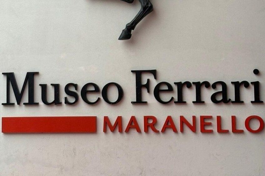 Señal para el Museo Ferrari Maranello con una franja roja. 2