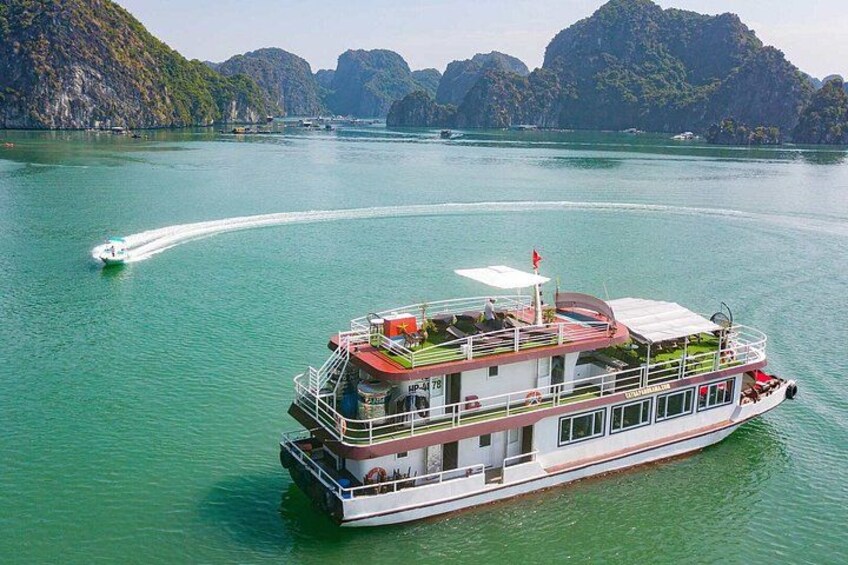 Full Day Lan Ha Bay Boat Tour from Cat Ba with Lunch 4