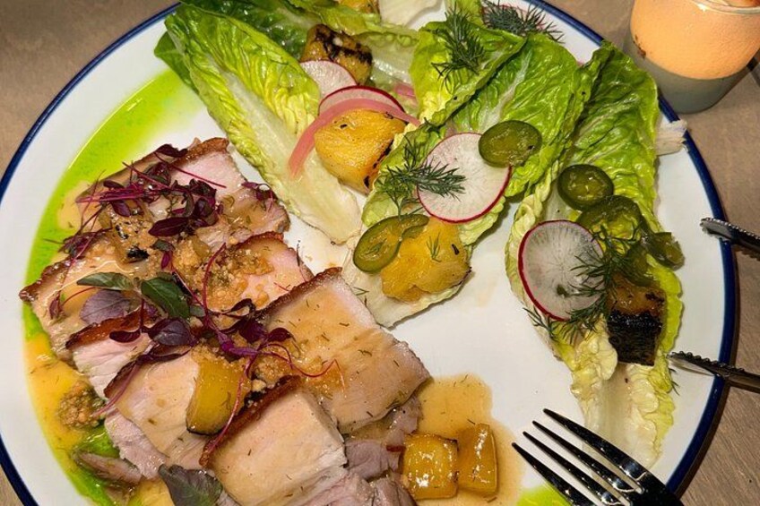 Een bord eten met vleesschijfjes, groenten en een drankje. 3