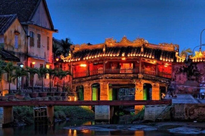 Un edificio tradizionale vietnamita con architettura elaborata, un ponte e un fiume. 5