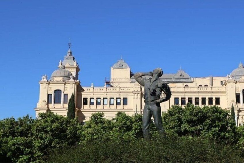 Un edificio in stile classico con tetti a cupola e una statua di fronte. 3