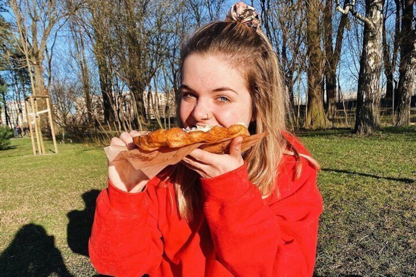 En person som håller i en baguette utomhus. 1