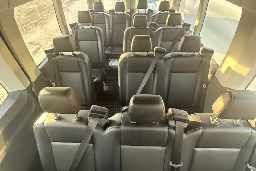 En bussinredning med flera rader av säten och fönster. 4
