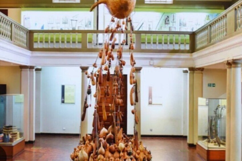 Une grande sculpture composée d’objets suspendus, exposée dans un musée. 3