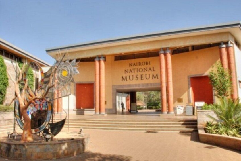 L'entrée du musée national de Nairobi, avec ses colonnes et sa sculpture. 2