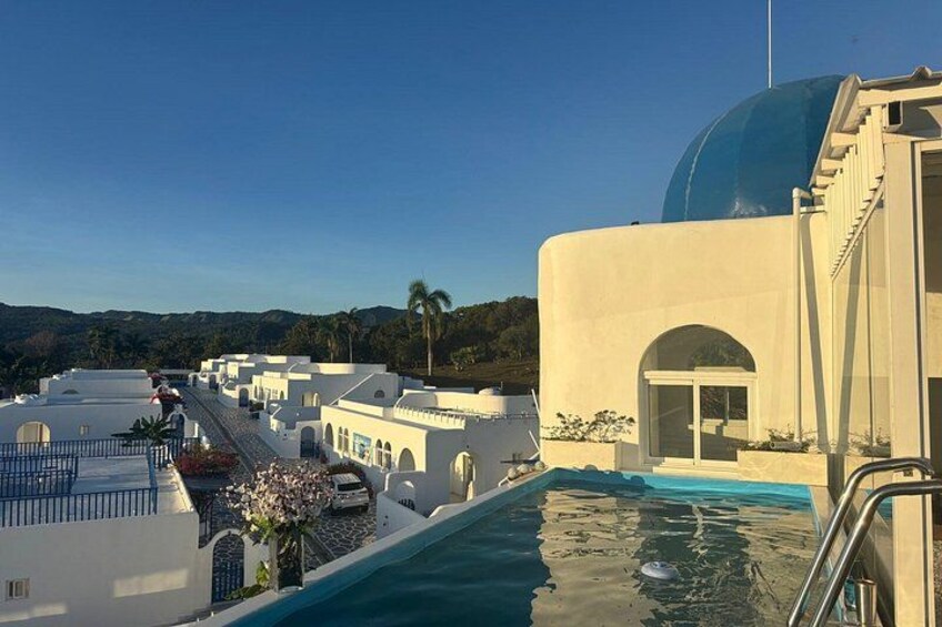 Una piscina, un edificio con cúpula y un paisaje montañoso. 4