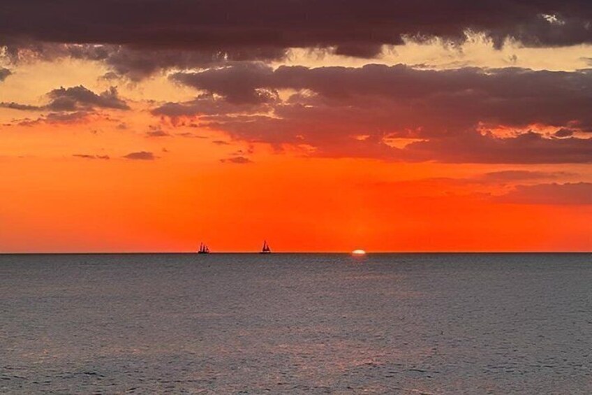 Tramonto sull'oceano con due barche a vela. 4