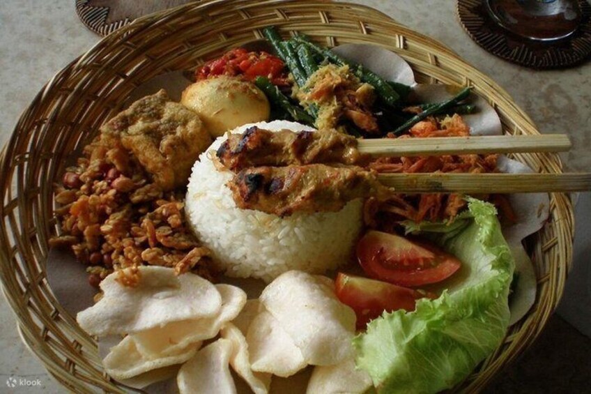 En traditionell indonesisk måltid bestående av ris, friterad kyckling, grönsaker och tempeh. 3