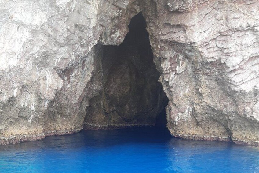 Formazione rocciosa naturale con una piscina azzurra alla base. 3