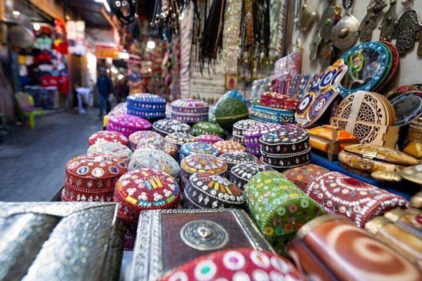 Una bancarella di mercato con contenitori colorati e decorazioni. 2