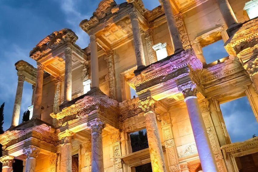 De vieilles colonnes ornées de sculptures complexes et une façade bien éclairée. 3