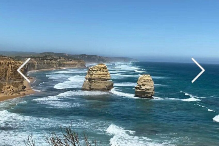Un paysage côtier caractérisé par d’imposantes formations rocheuses et une mer d’un bleu limpide. 4